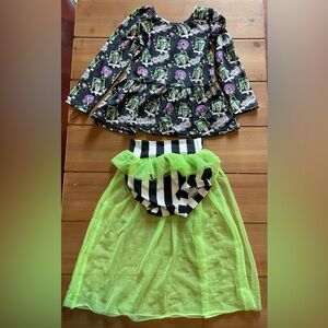 Toddler girl Halloween beetlejuice set size 2T 
Play for hole and snags in skirt